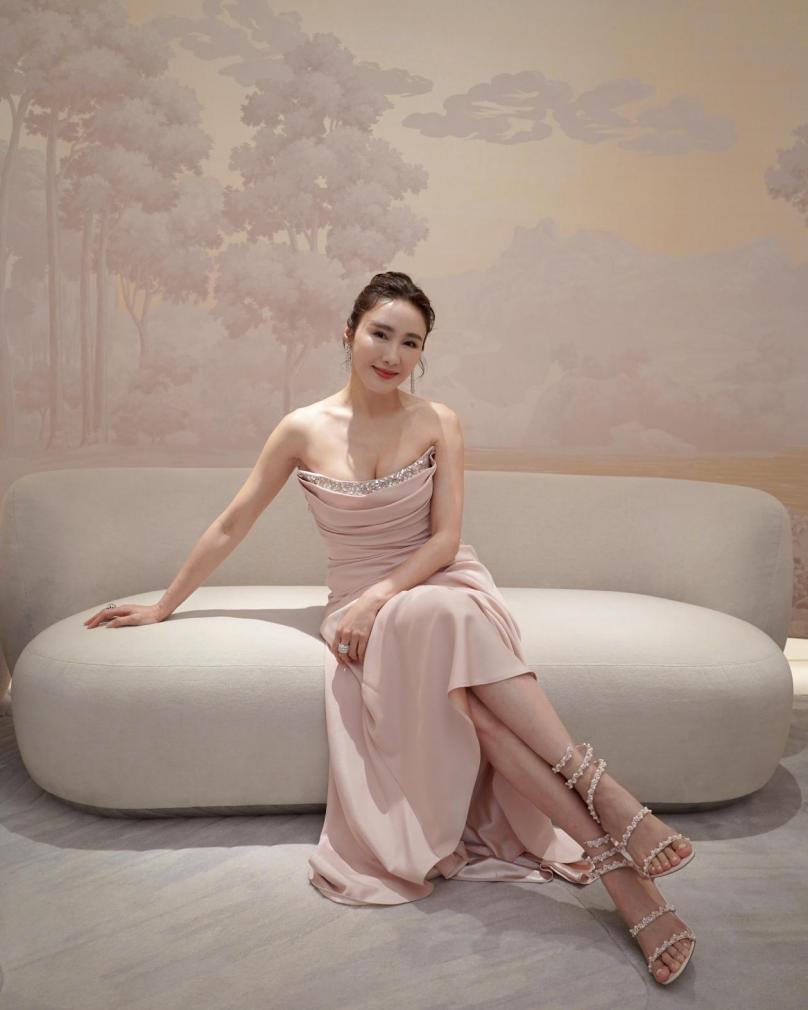 开云-黎姿太丰满了，真空穿紧身裙都兜不住好身材，我感慨富商真会选人