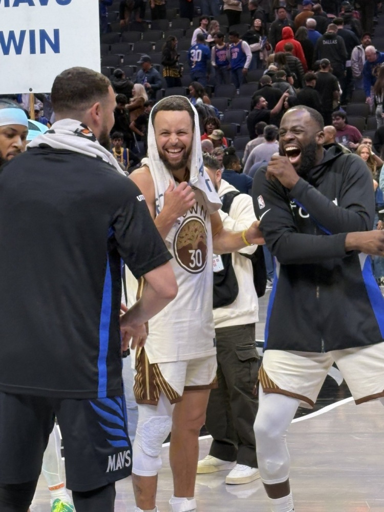 开云赛事集团-老伙计！库里、克莱、追梦赛后场边聚首 三人有说有笑非常开心