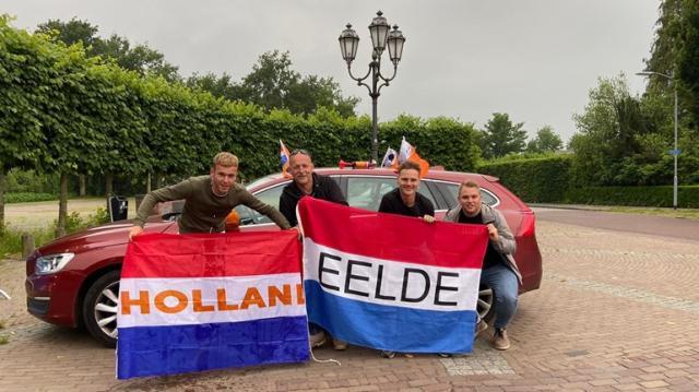 开云体育运营团队-橙色人流占领多瑙河 球迷爬上市中心雕塑到此一游